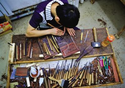 现代红木家具雕刻机的常用几种手法